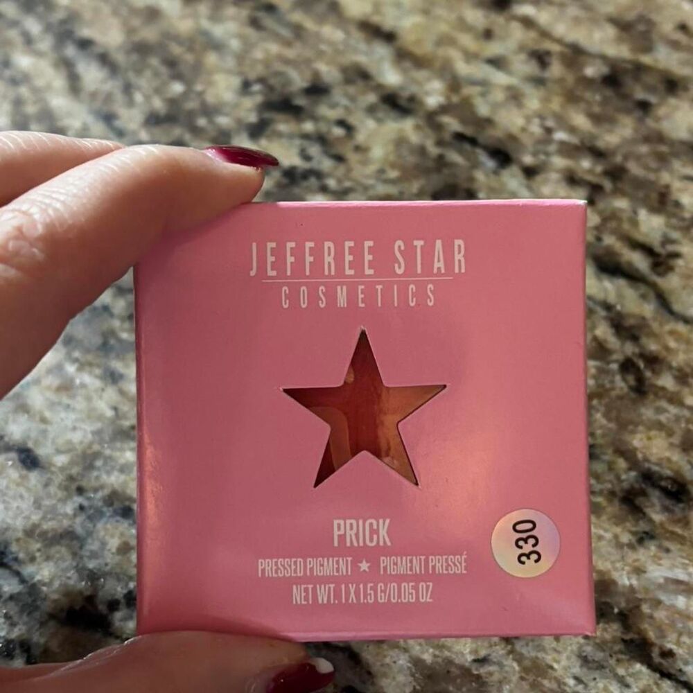 Jeffree-star Red Makeup - Picture 2 of 3